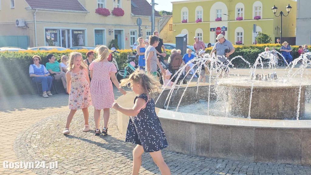 Koncert Kapeli Podwórkowej Piaskowianie na rynku w Piaskach