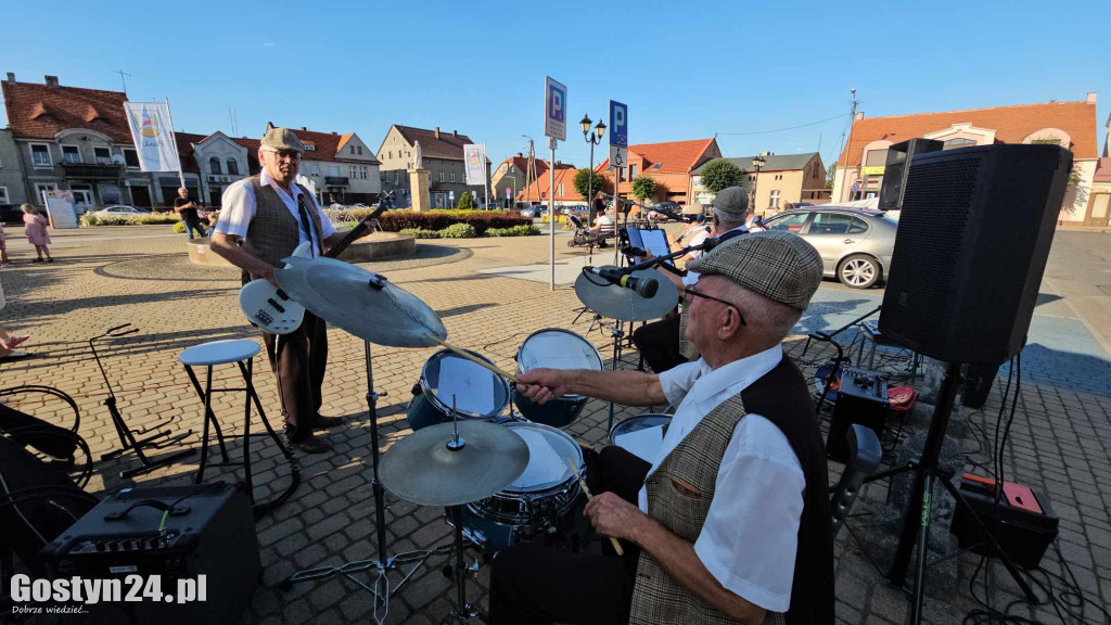 Koncert Kapeli Podwórkowej Piaskowianie na rynku w Piaskach