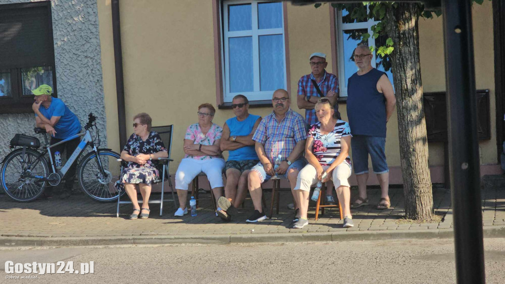 Koncert Kapeli Podwórkowej Piaskowianie na rynku w Piaskach