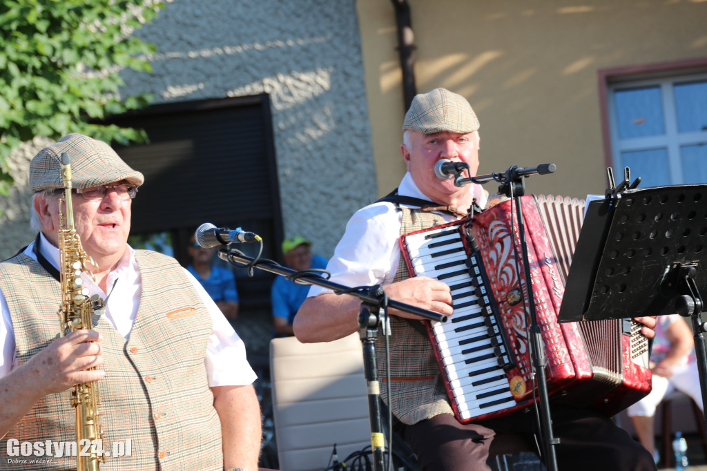 Koncert Kapeli Podwórkowej Piaskowianie na rynku w Piaskach