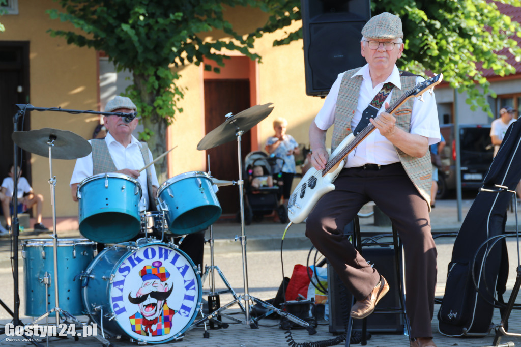 Koncert Kapeli Podwórkowej Piaskowianie na rynku w Piaskach