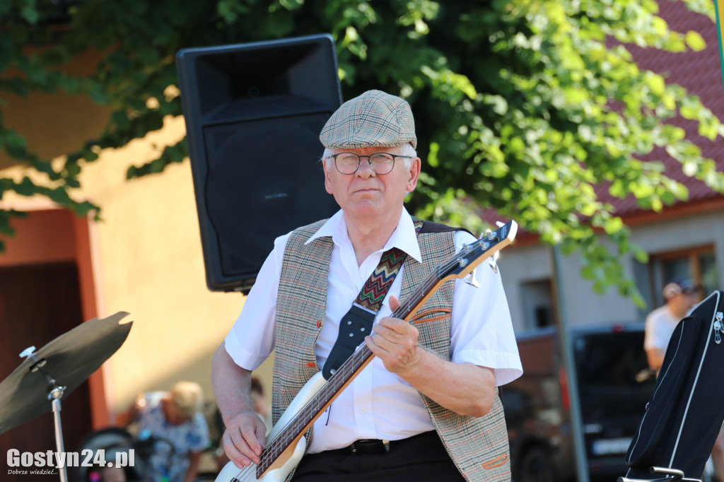 Koncert Kapeli Podwórkowej Piaskowianie na rynku w Piaskach
