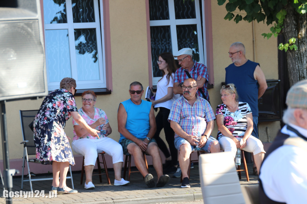 Koncert Kapeli Podwórkowej Piaskowianie na rynku w Piaskach