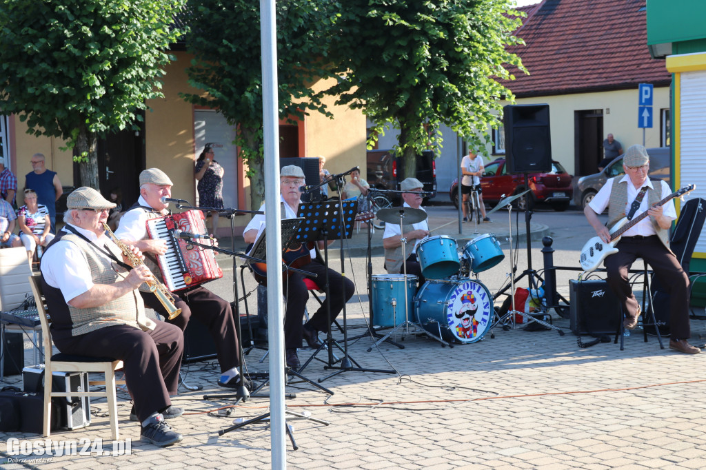 Koncert Kapeli Podwórkowej Piaskowianie na rynku w Piaskach