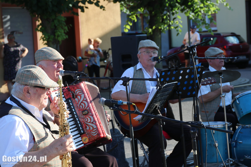 Koncert Kapeli Podwórkowej Piaskowianie na rynku w Piaskach