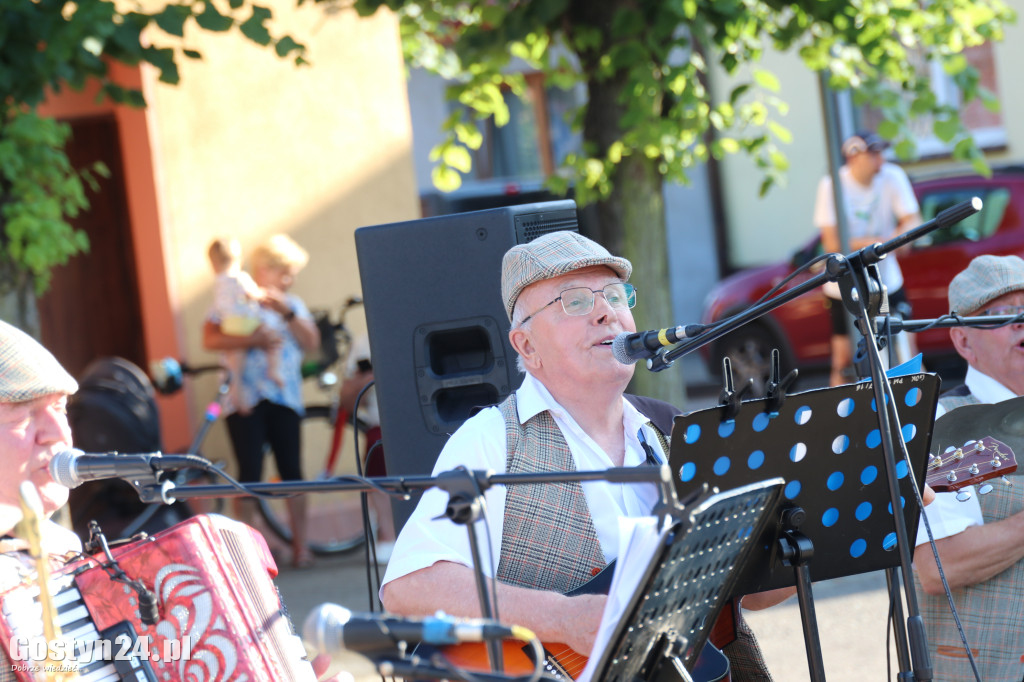 Koncert Kapeli Podwórkowej Piaskowianie na rynku w Piaskach