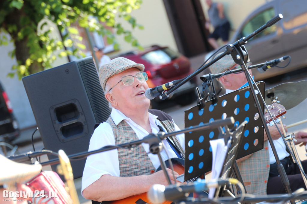 Koncert Kapeli Podwórkowej Piaskowianie na rynku w Piaskach