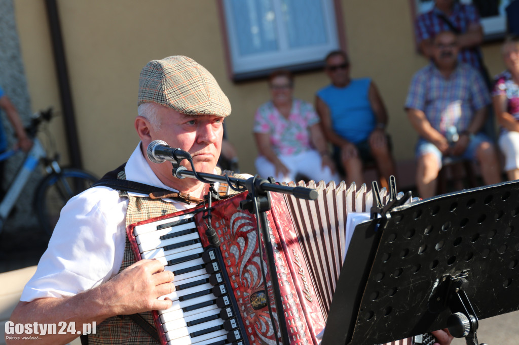 Koncert Kapeli Podwórkowej Piaskowianie na rynku w Piaskach