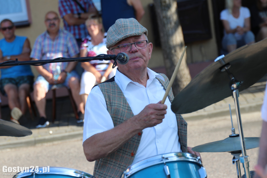 Koncert Kapeli Podwórkowej Piaskowianie na rynku w Piaskach