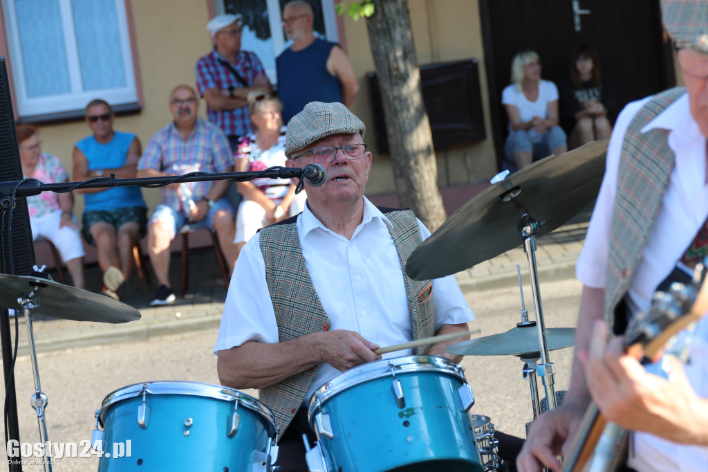 Koncert Kapeli Podwórkowej Piaskowianie na rynku w Piaskach