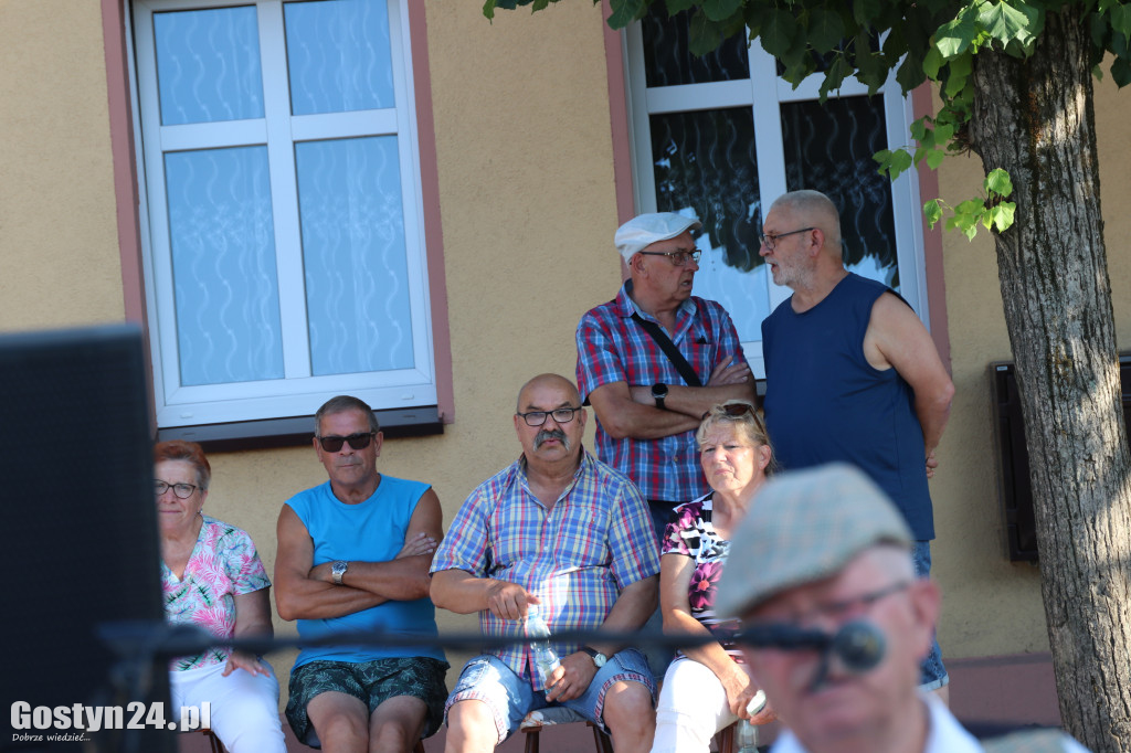 Koncert Kapeli Podwórkowej Piaskowianie na rynku w Piaskach