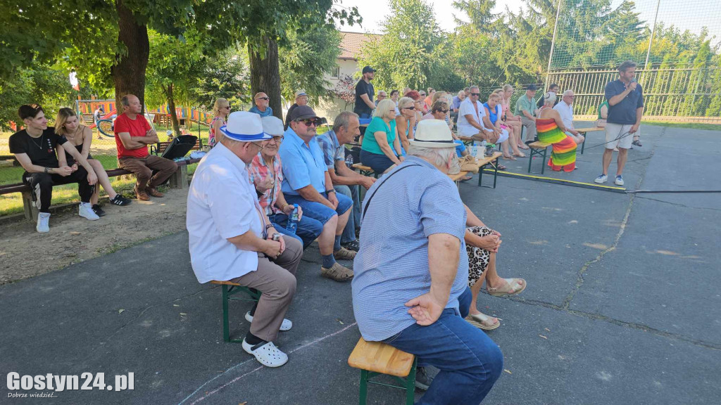 Koncert kapeli podwórkowej EKA przy CKiB w Piaskach