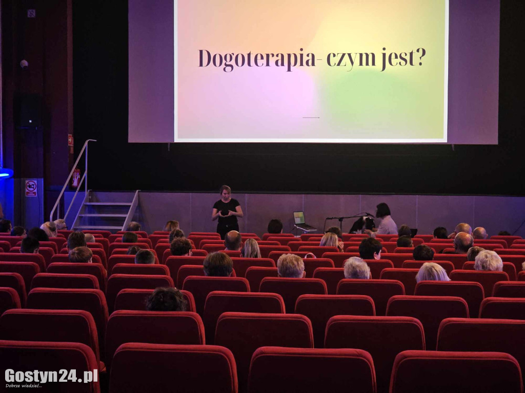 Pokaz filmu dla osób z dysfunkcją wzroku i słuchu w gostyńskim kinie