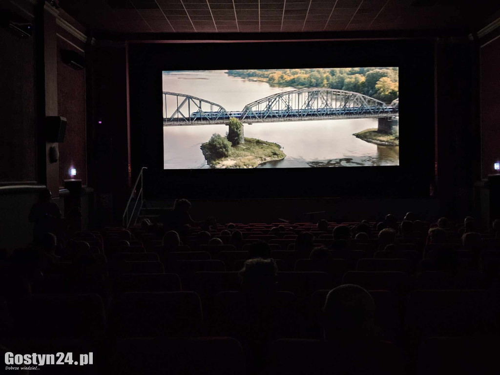 Pokaz filmu dla osób z dysfunkcją wzroku i słuchu w gostyńskim kinie