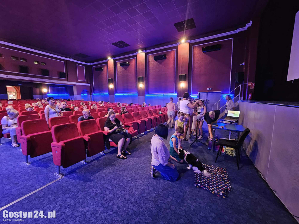 Pokaz filmu dla osób z dysfunkcją wzroku i słuchu w gostyńskim kinie