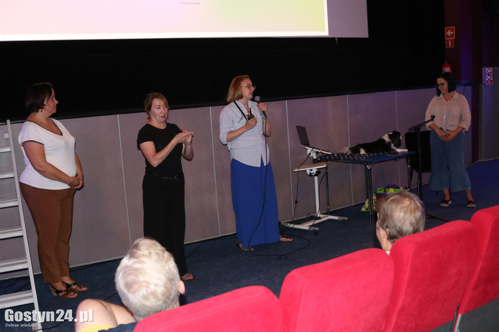 Pokaz filmu dla osób z dysfunkcją wzroku i słuchu w gostyńskim kinie