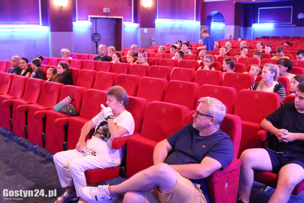 Pokaz filmu dla osób z dysfunkcją wzroku i słuchu w gostyńskim kinie