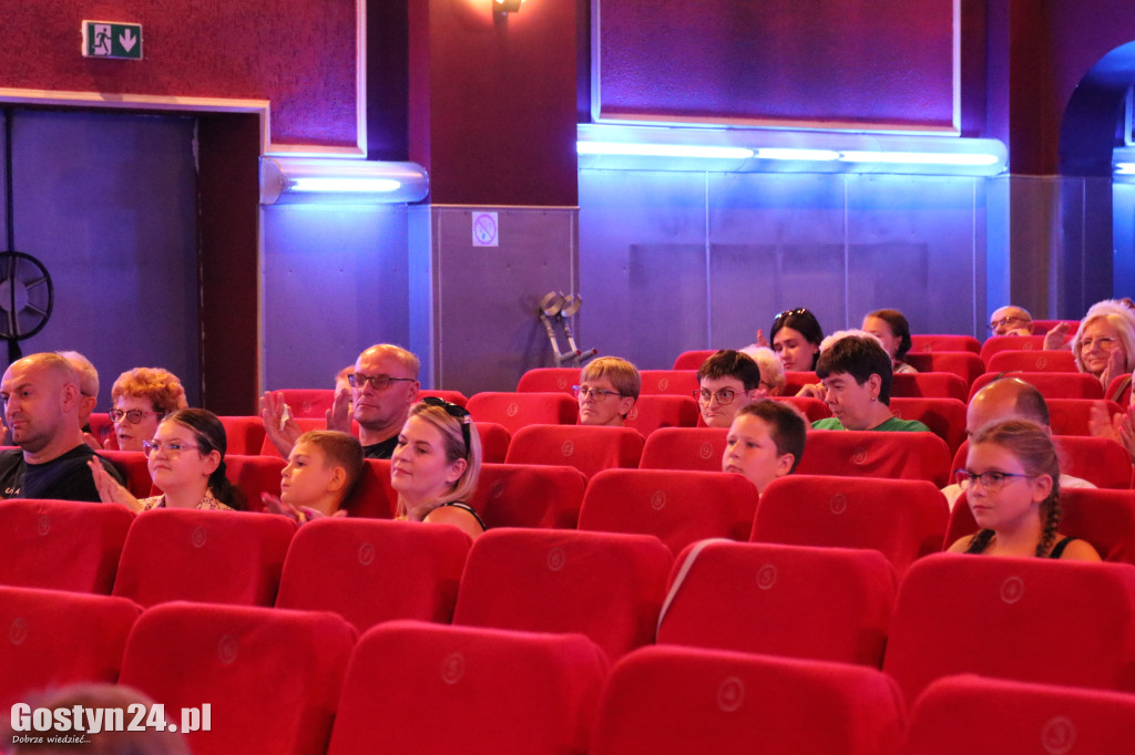 Pokaz filmu dla osób z dysfunkcją wzroku i słuchu w gostyńskim kinie