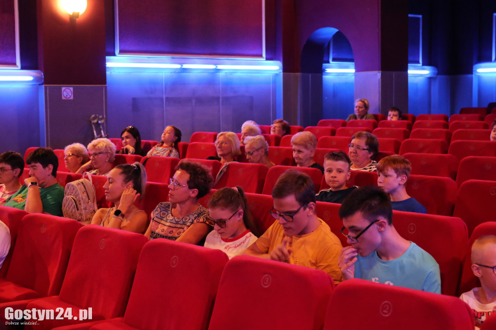 Pokaz filmu dla osób z dysfunkcją wzroku i słuchu w gostyńskim kinie