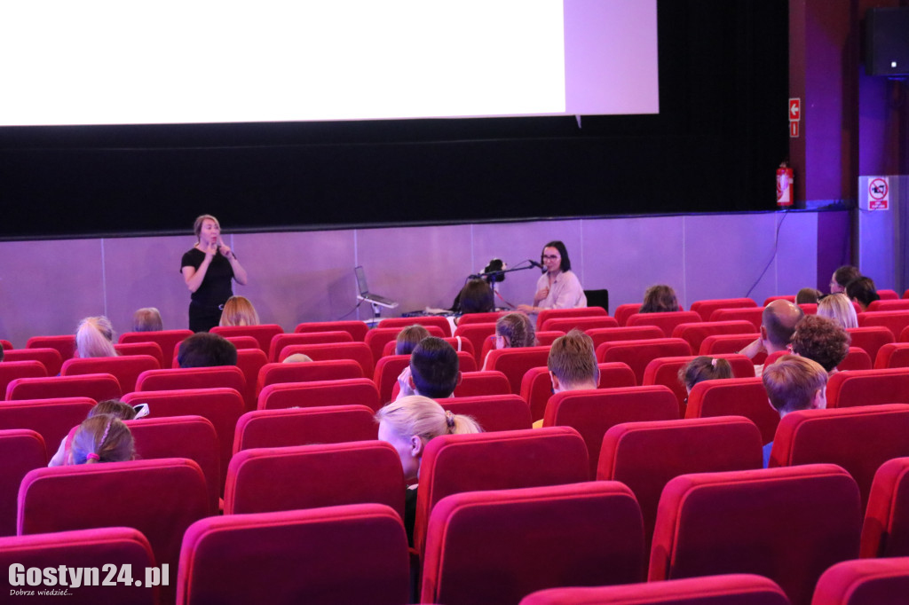 Pokaz filmu dla osób z dysfunkcją wzroku i słuchu w gostyńskim kinie