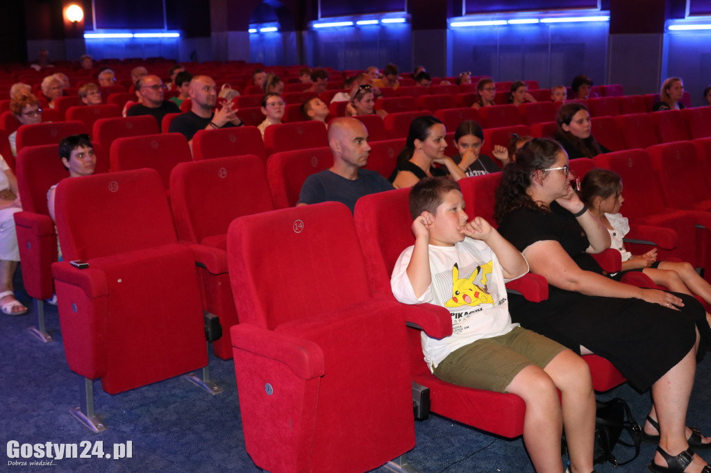 Pokaz filmu dla osób z dysfunkcją wzroku i słuchu w gostyńskim kinie