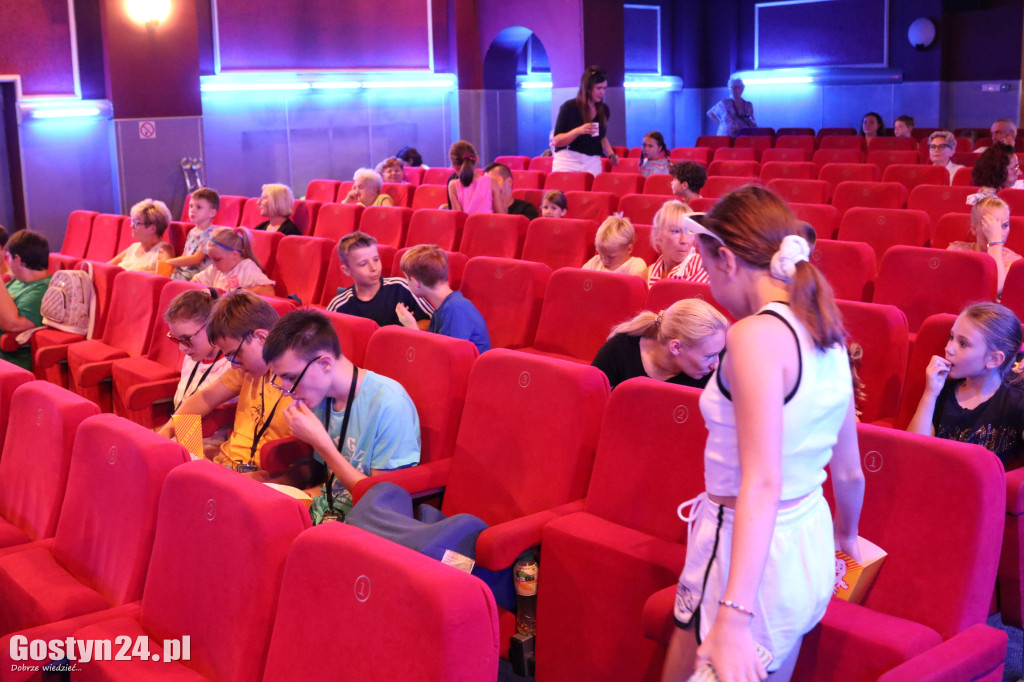 Pokaz filmu dla osób z dysfunkcją wzroku i słuchu w gostyńskim kinie