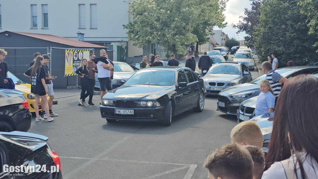SPOT BMW w Gostyniu i akcja zbiórki karmy dla bezdomnych ziwerząt