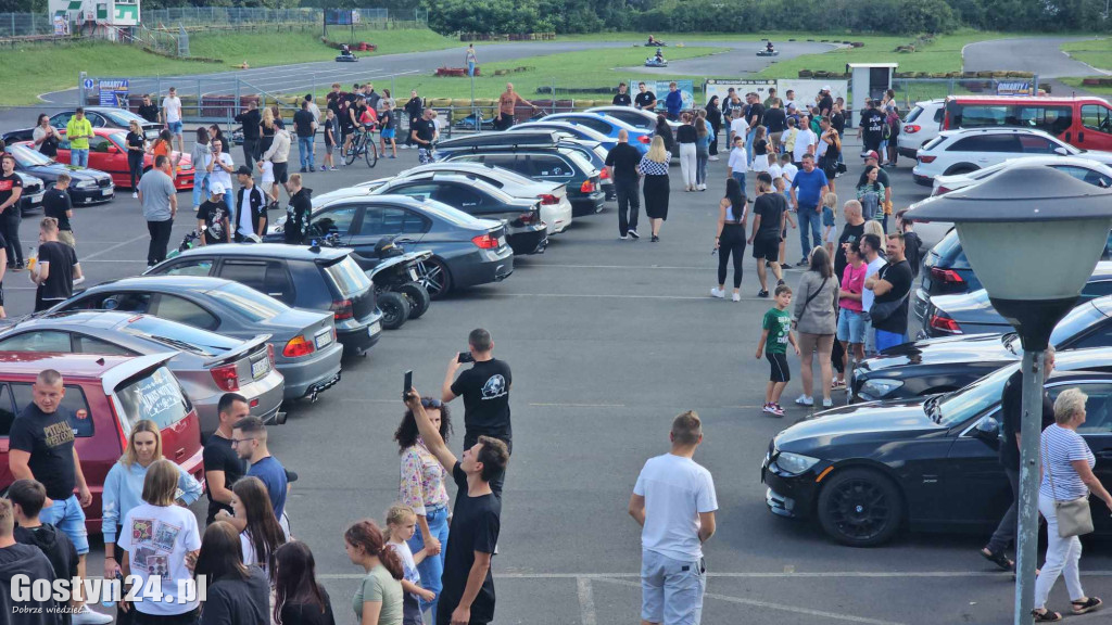 SPOT BMW w Gostyniu i akcja zbiórki karmy dla bezdomnych ziwerząt