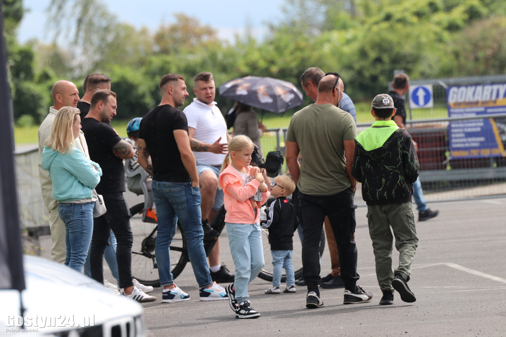 SPOT BMW w Gostyniu i akcja zbiórki karmy dla bezdomnych ziwerząt