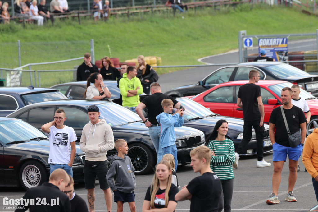 SPOT BMW w Gostyniu i akcja zbiórki karmy dla bezdomnych ziwerząt