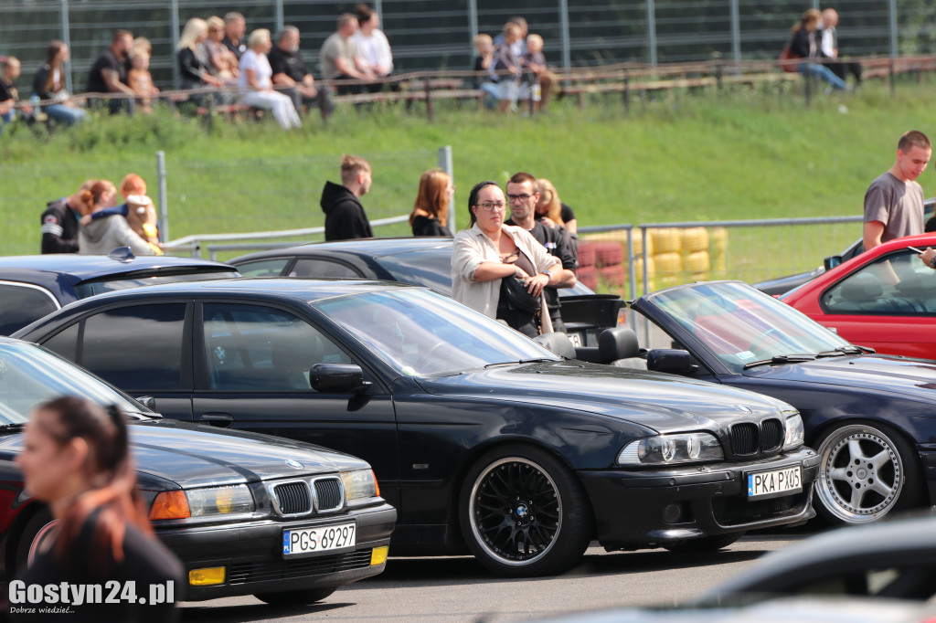 SPOT BMW w Gostyniu i akcja zbiórki karmy dla bezdomnych ziwerząt