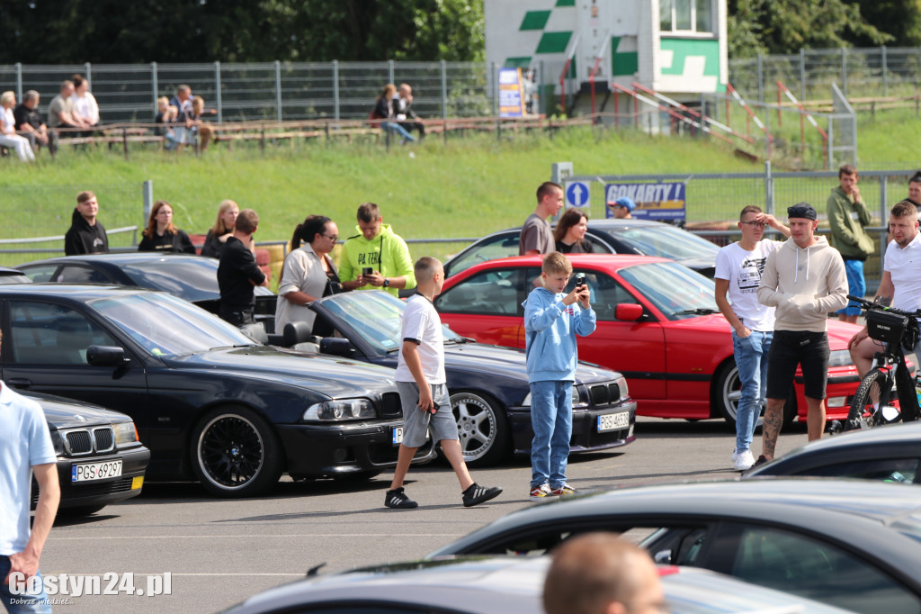 SPOT BMW w Gostyniu i akcja zbiórki karmy dla bezdomnych ziwerząt