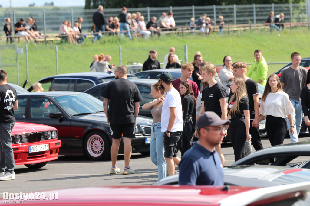 SPOT BMW w Gostyniu i akcja zbiórki karmy dla bezdomnych ziwerząt
