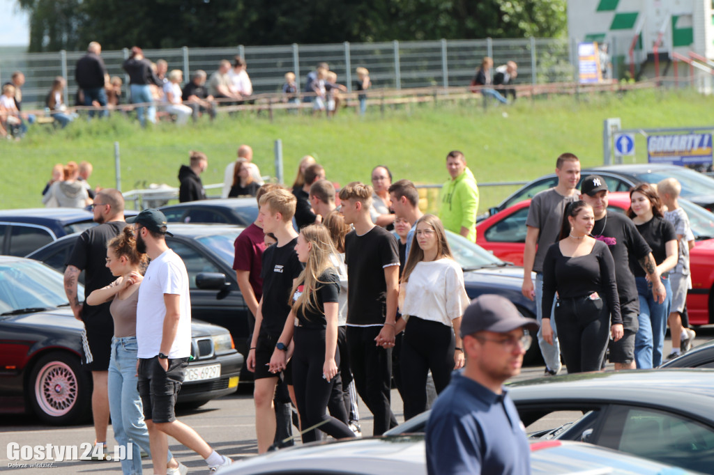 SPOT BMW w Gostyniu i akcja zbiórki karmy dla bezdomnych ziwerząt