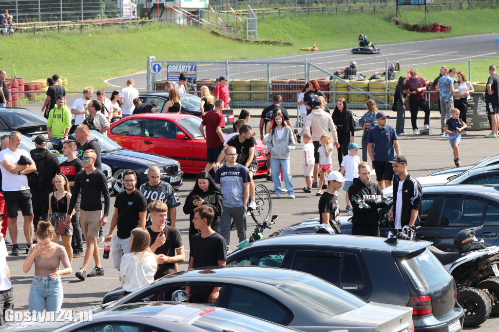 SPOT BMW w Gostyniu i akcja zbiórki karmy dla bezdomnych ziwerząt