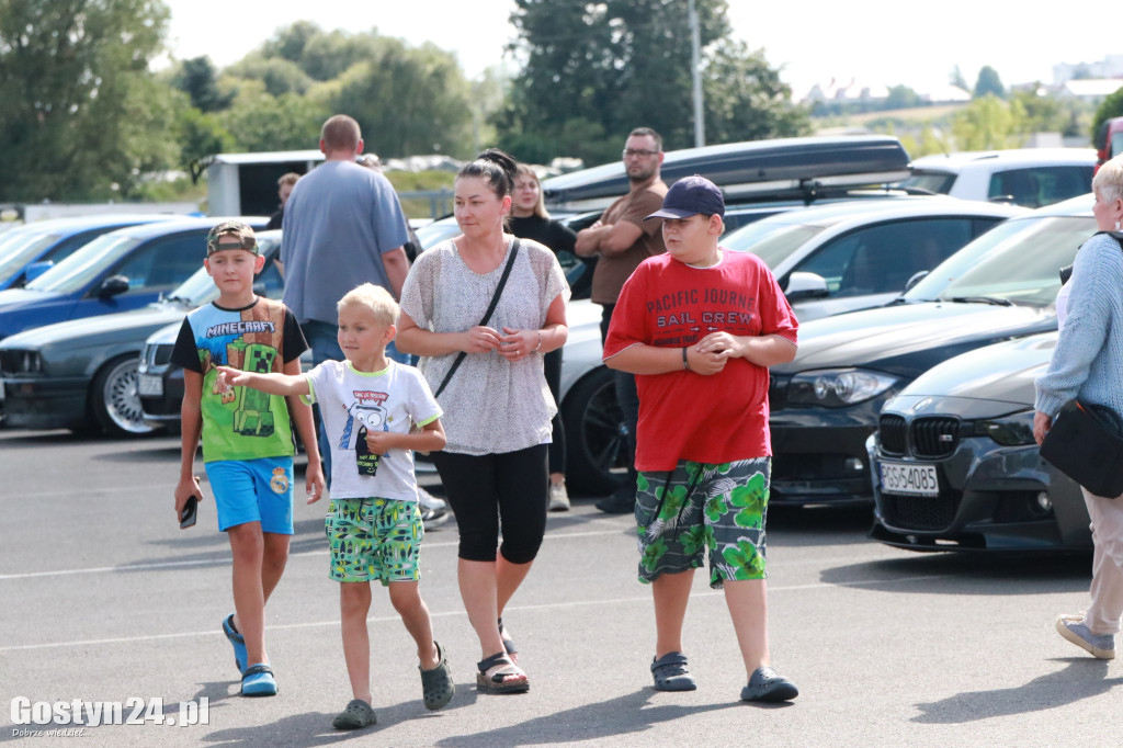 SPOT BMW w Gostyniu i akcja zbiórki karmy dla bezdomnych ziwerząt