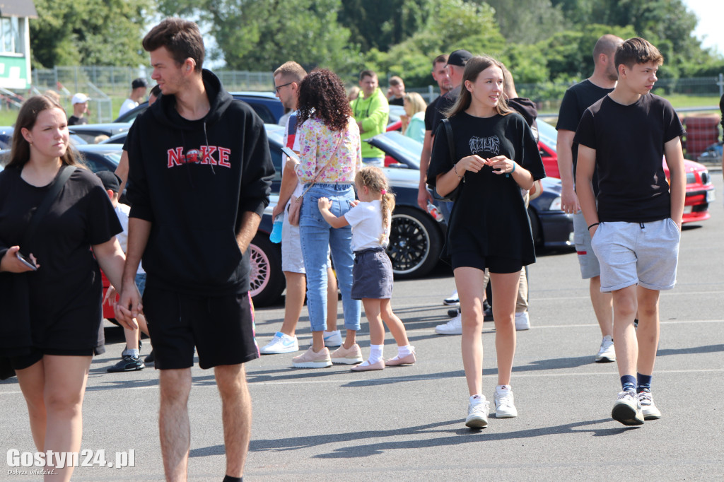 SPOT BMW w Gostyniu i akcja zbiórki karmy dla bezdomnych ziwerząt