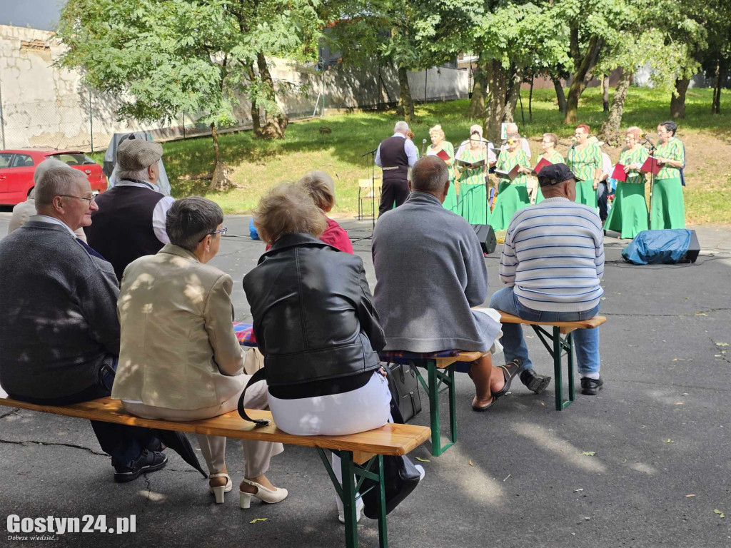 Koncert plenerowy dwóch zespołów przy CKiB w Piaskach