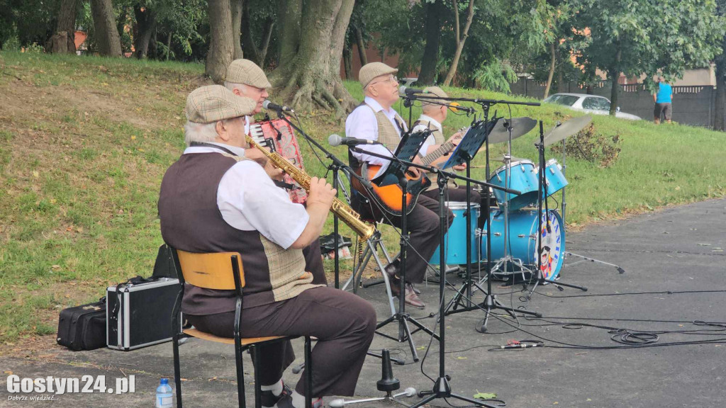 Koncert plenerowy dwóch zespołów przy CKiB w Piaskach