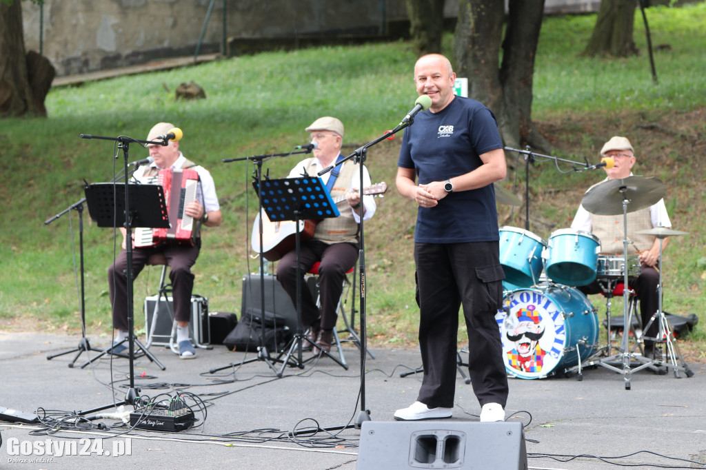 Koncert plenerowy dwóch zespołów przy CKiB w Piaskach
