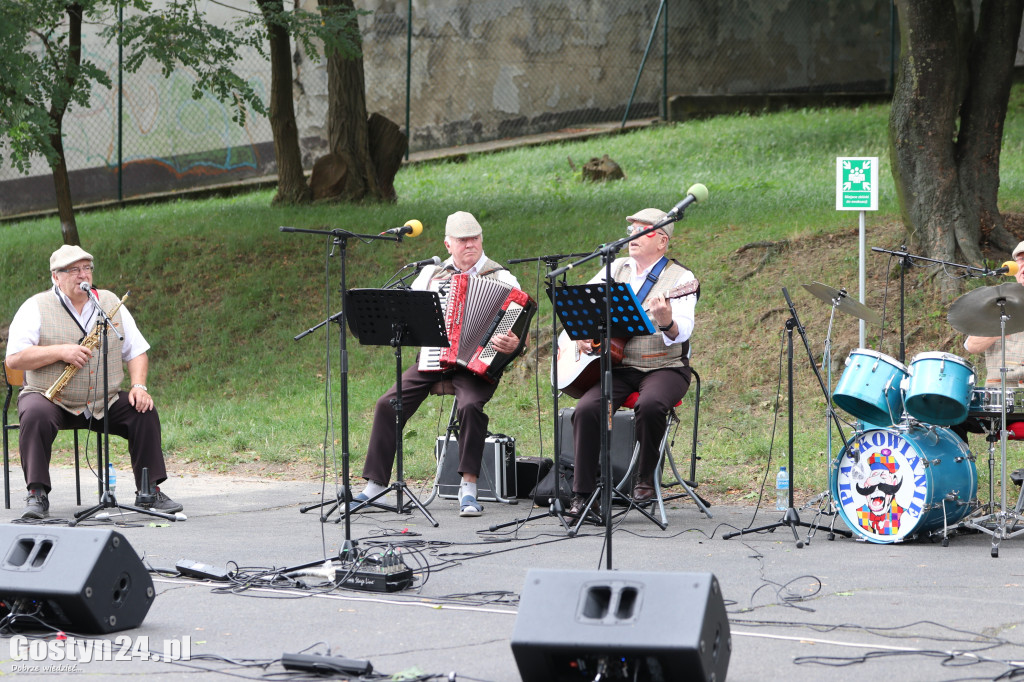 Koncert plenerowy dwóch zespołów przy CKiB w Piaskach