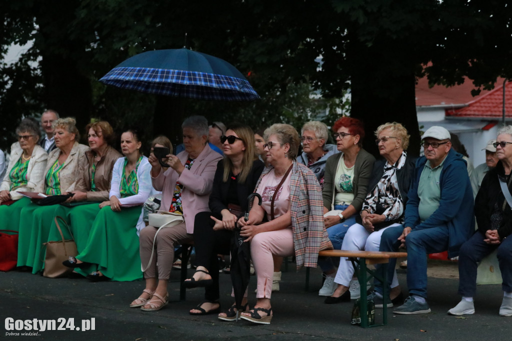 Koncert plenerowy dwóch zespołów przy CKiB w Piaskach