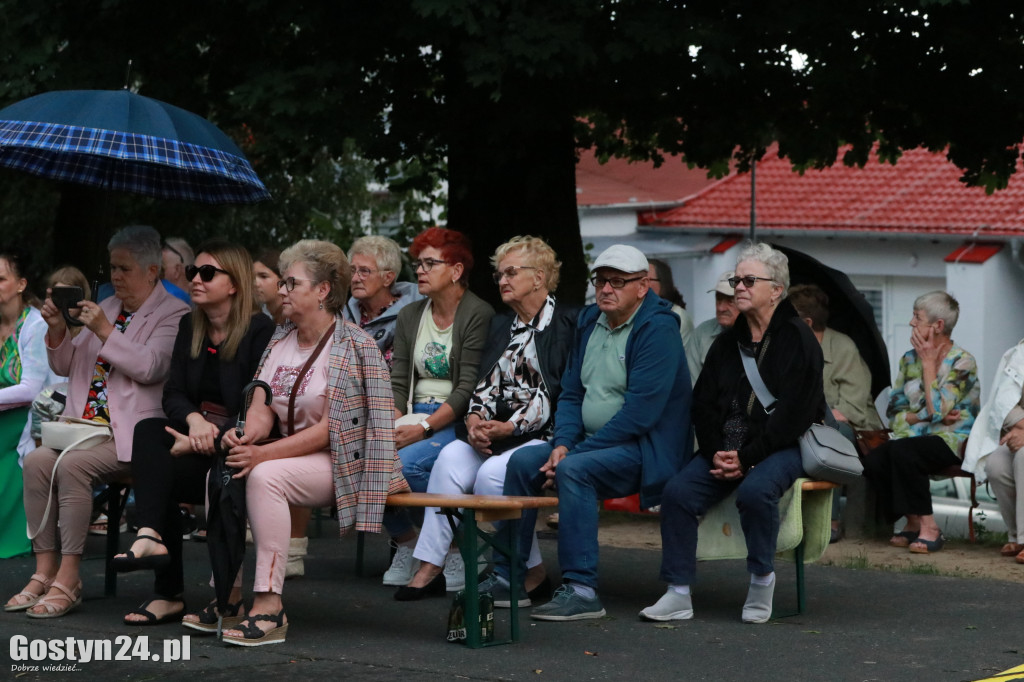 Koncert plenerowy dwóch zespołów przy CKiB w Piaskach