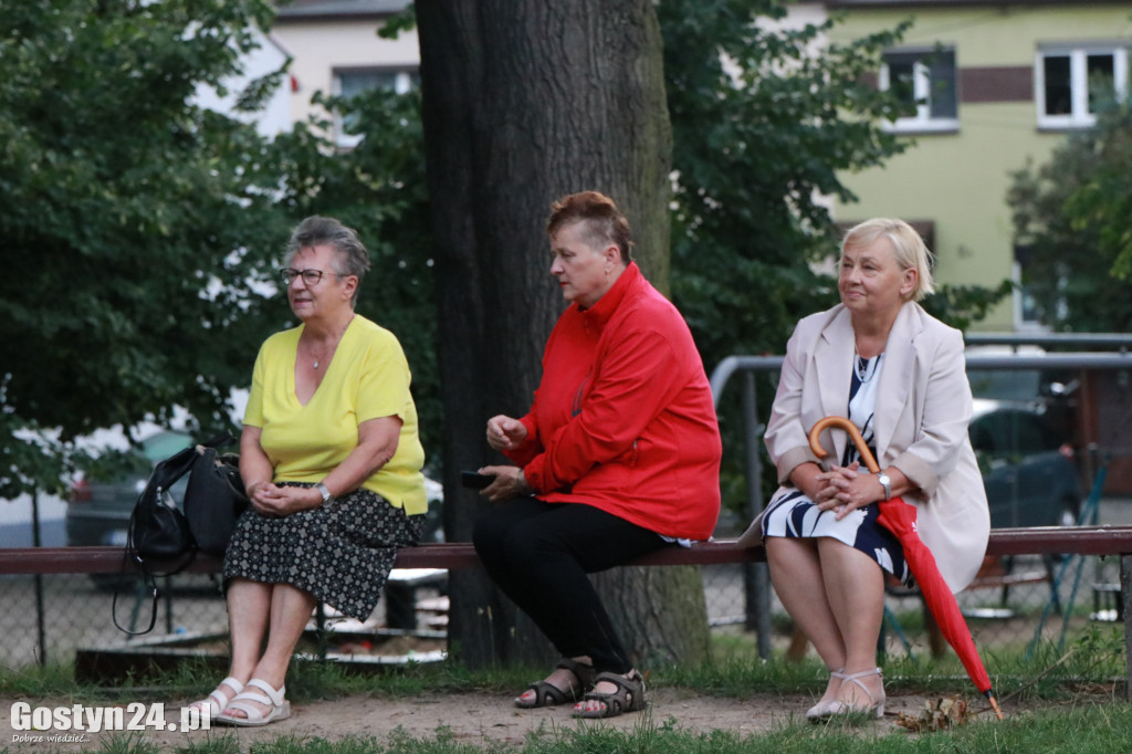 Koncert plenerowy dwóch zespołów przy CKiB w Piaskach