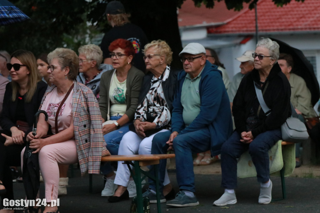 Koncert plenerowy dwóch zespołów przy CKiB w Piaskach