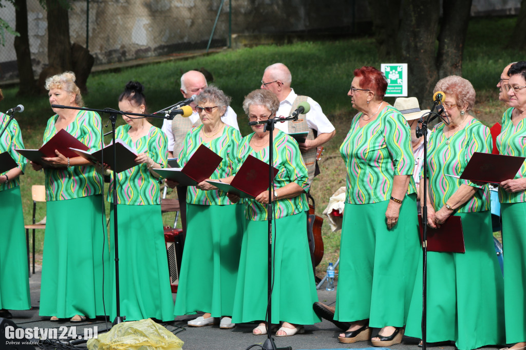 Koncert plenerowy dwóch zespołów przy CKiB w Piaskach
