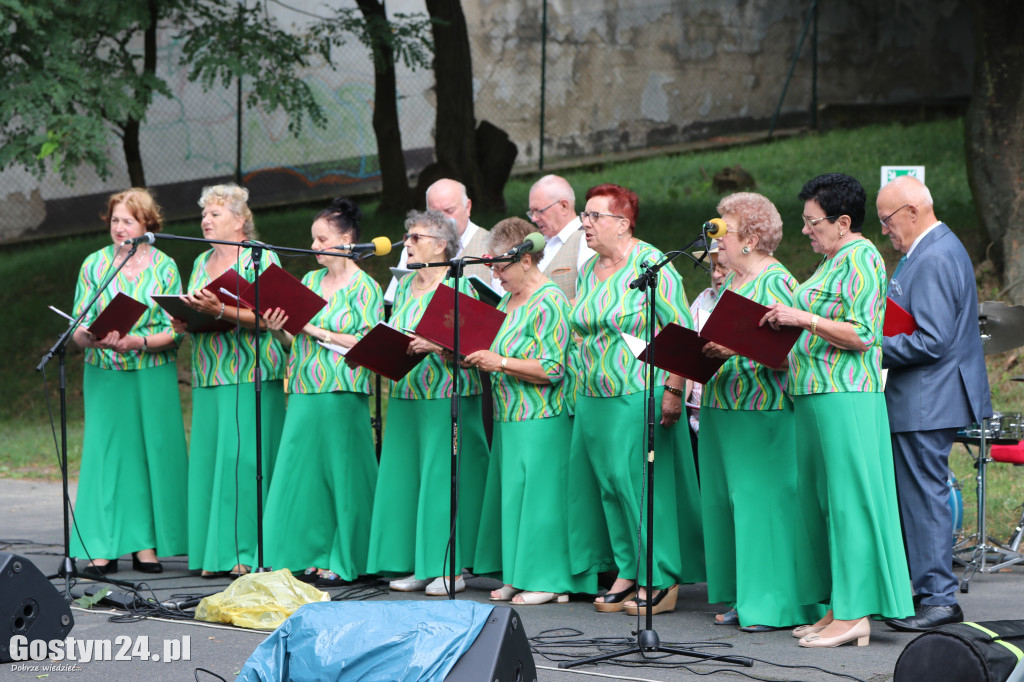 Koncert plenerowy dwóch zespołów przy CKiB w Piaskach