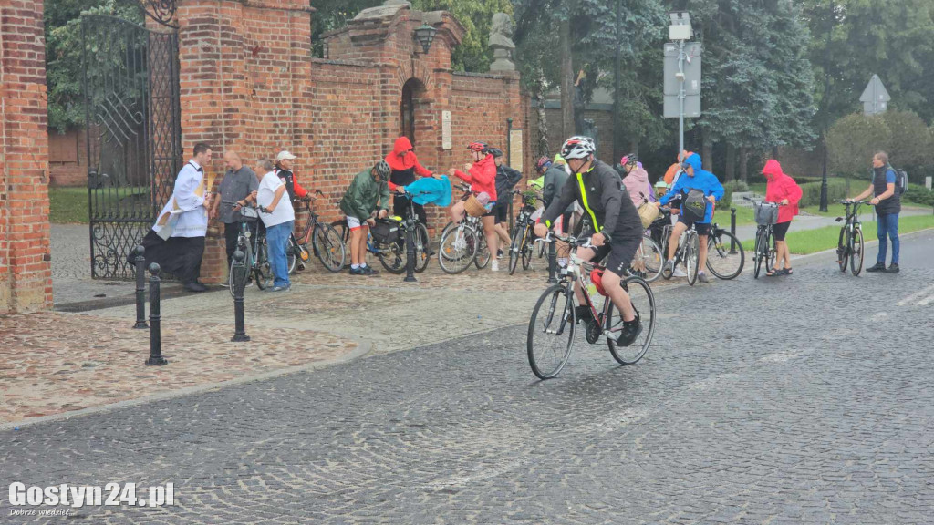 Pielgrzymi pojechali rowerami ze Świętej Góry do Błażejewa