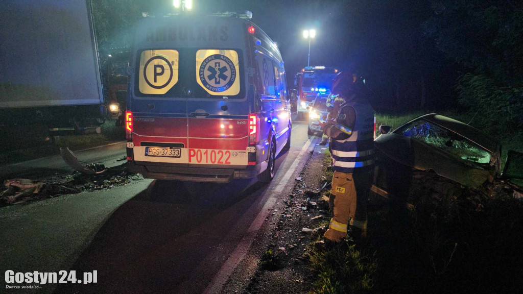 Osobówka zderzyła się z ciężarówką w Piaskach