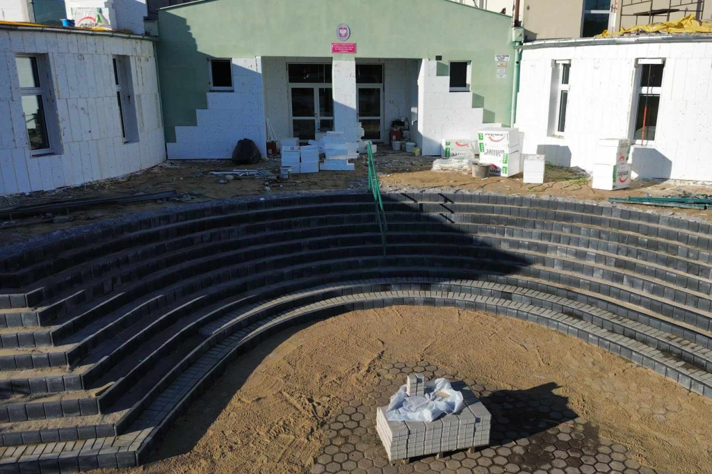 Remont schodów przy wejściu głównym w Piaskach